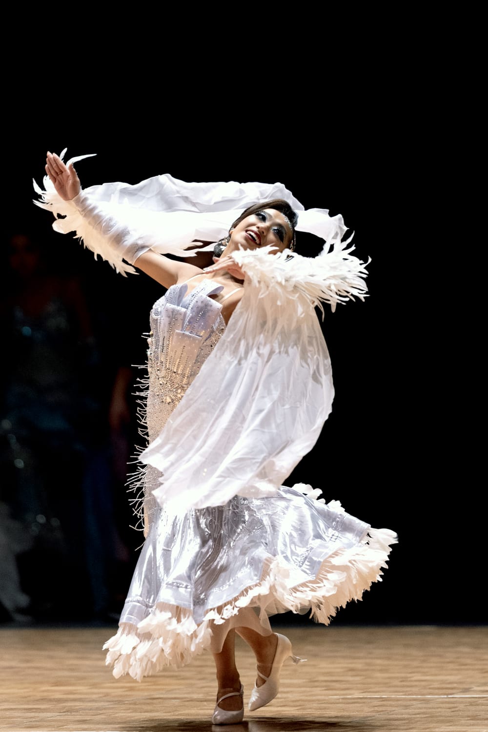 圖片說明（1）：穿著白色舞衣的黎穎彤為香港爭得今屆「第一金」，她在快步舞力壓群䧳