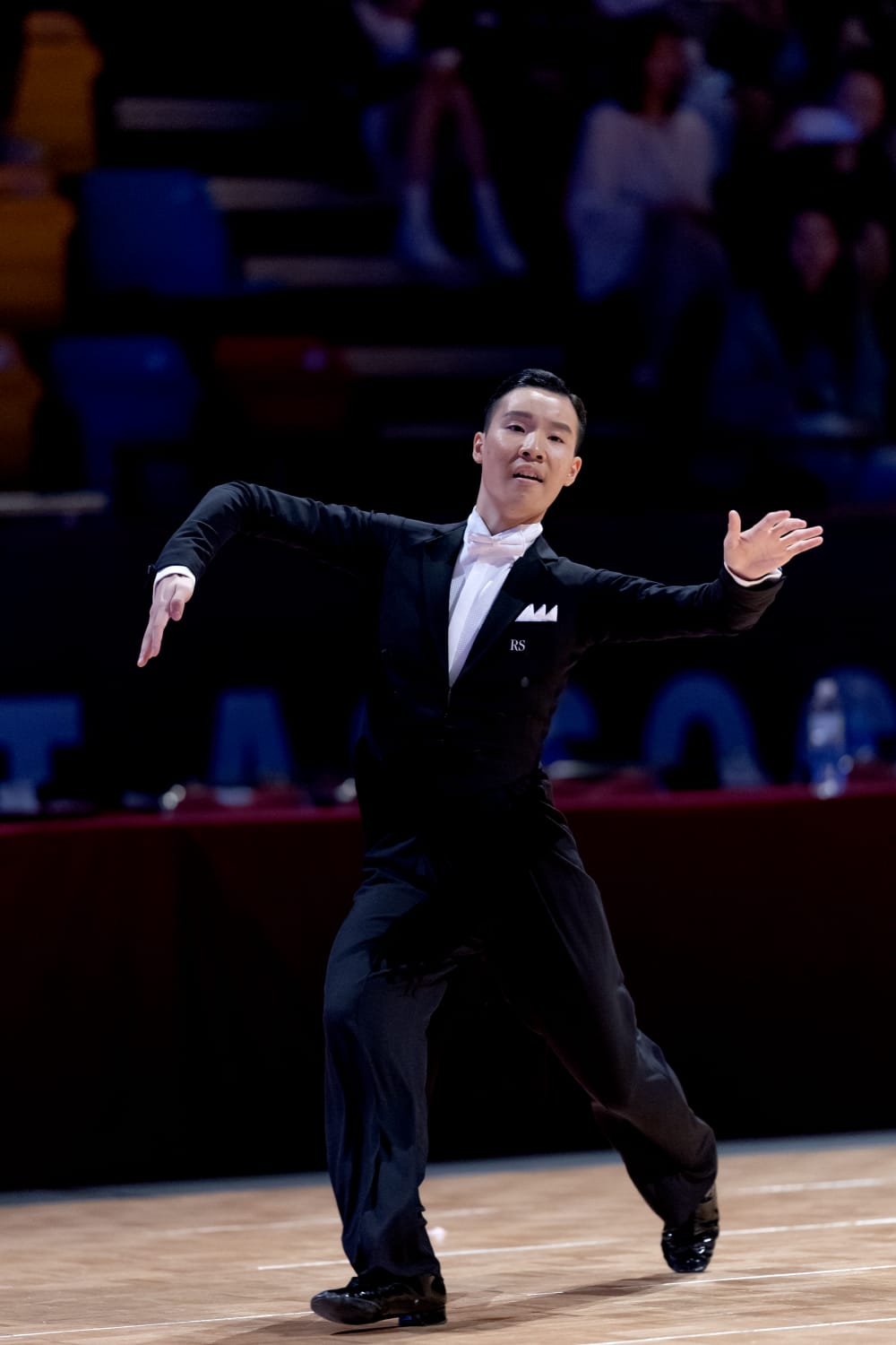 圖片說明（2）：年僅17歲的香港代表黃樂軒包辦探戈及維也納華爾茲兩面金牌。.jp