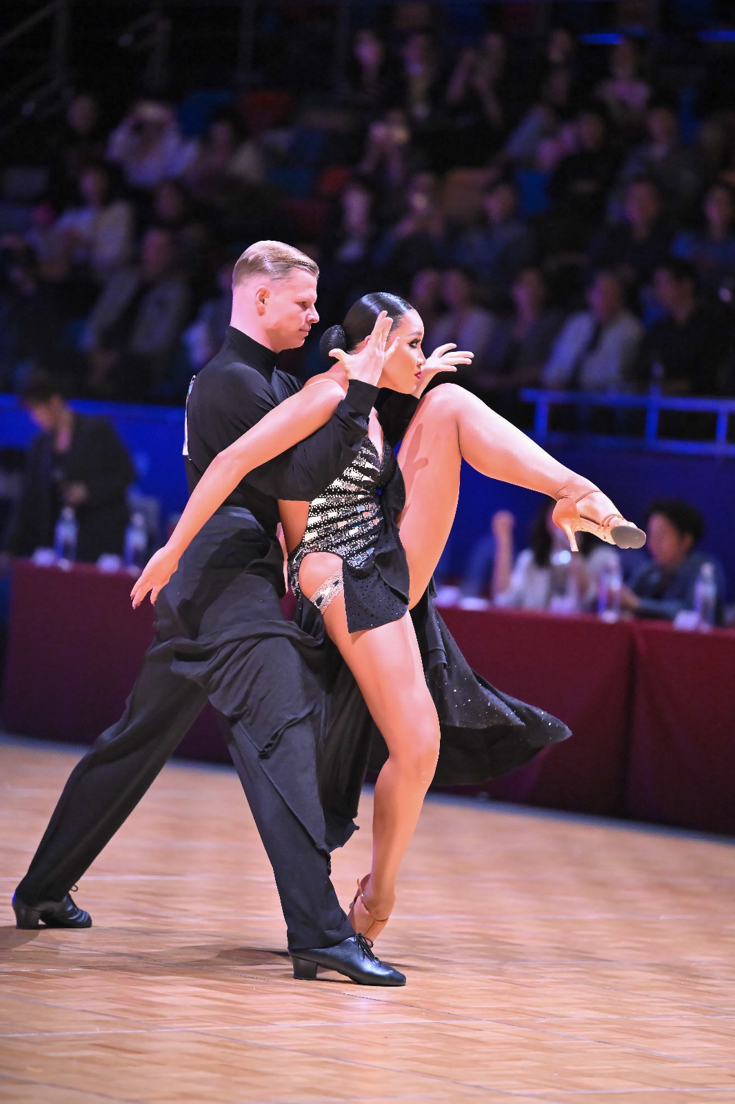 圖（4）剛傷癒復出的李悅琛雖未達百份百狀態，但不乏高難度動作，跟Egor奪得鬥牛