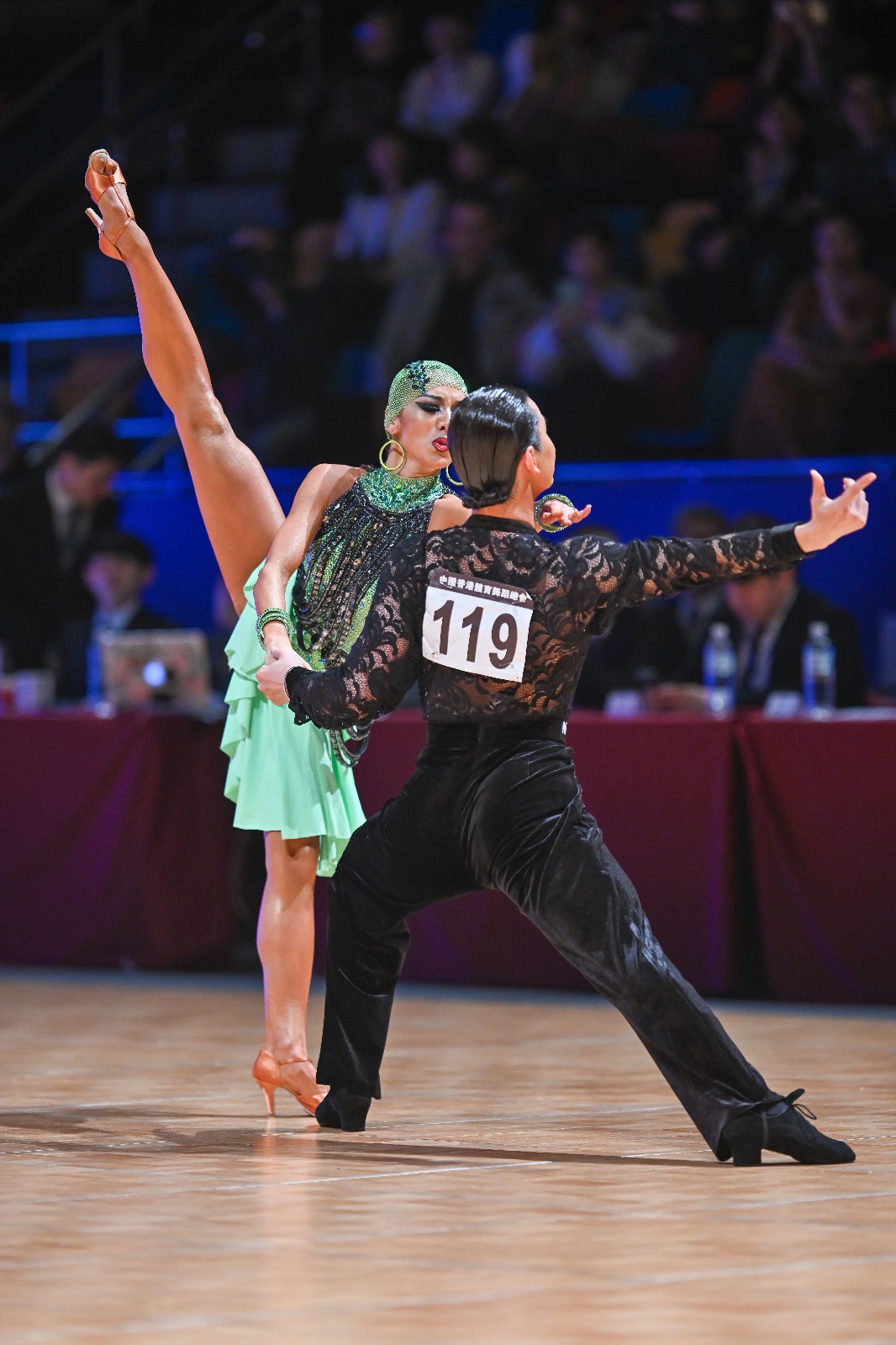 圖（5）焦景倩的綠舞衣、綠頭套十分搶眼，加上跟郜浩斌的精湛舞技，獲森巴舞冠軍。.